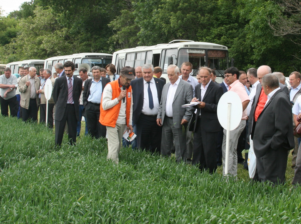 С Первомаем!